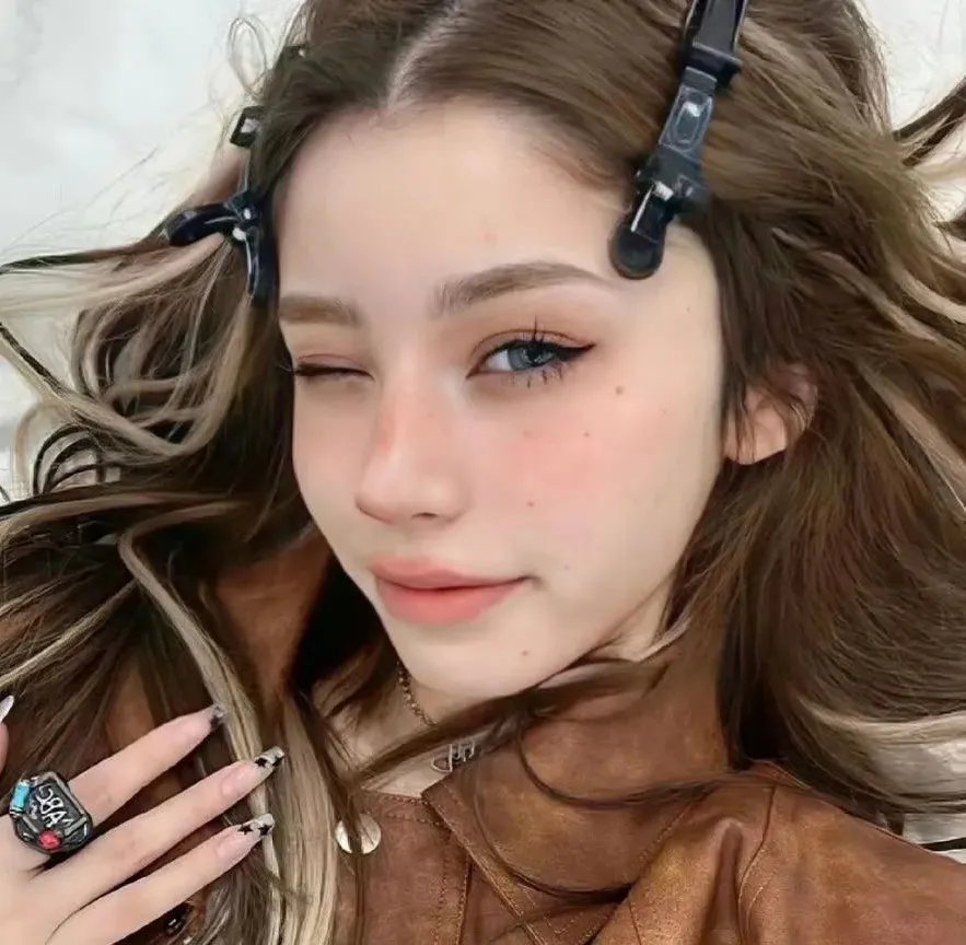 向下扭曲海报